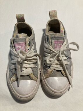 Converse Gray Canvas Low-Top Sneaker with Floral Accent (Item No. D6)